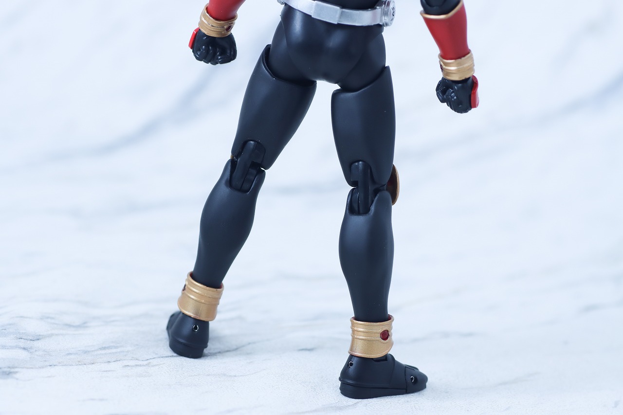 S.H.フィギュアーツ 真骨彫製法　仮面ライダークウガ マイティフォーム Store Limited Edition　レビュー　本体