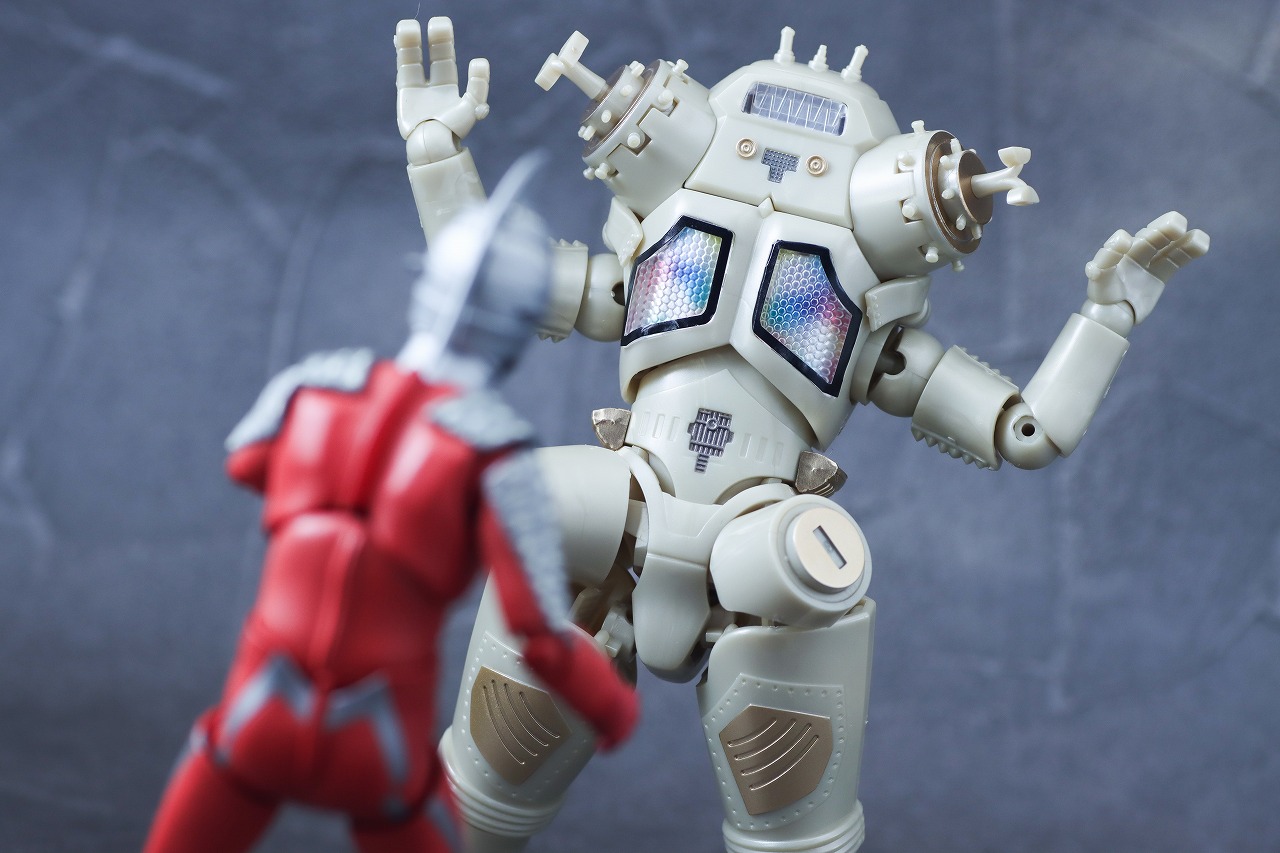 SMP　キングジョー　レビュー　アクション S.H.フィギュアーツ　ウルトラセブン” width=
