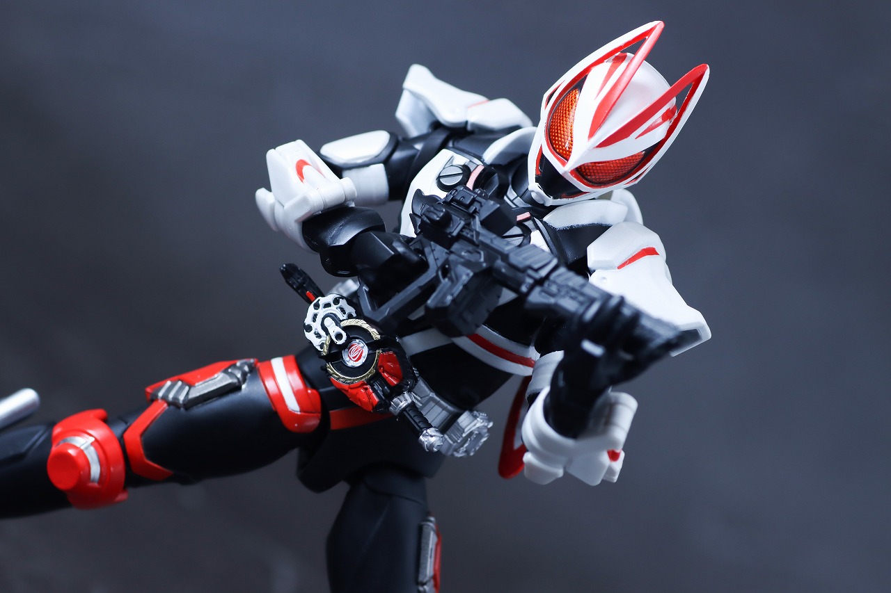 アクションフィギュア　仮面ライダーギーツ　マグナムブーストフォーム　レビュー　アクション
