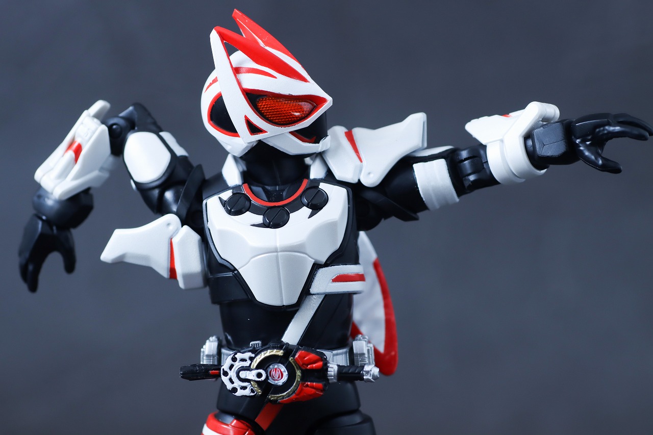 アクションフィギュア　仮面ライダーギーツ　マグナムブーストフォーム　レビュー　可動範囲