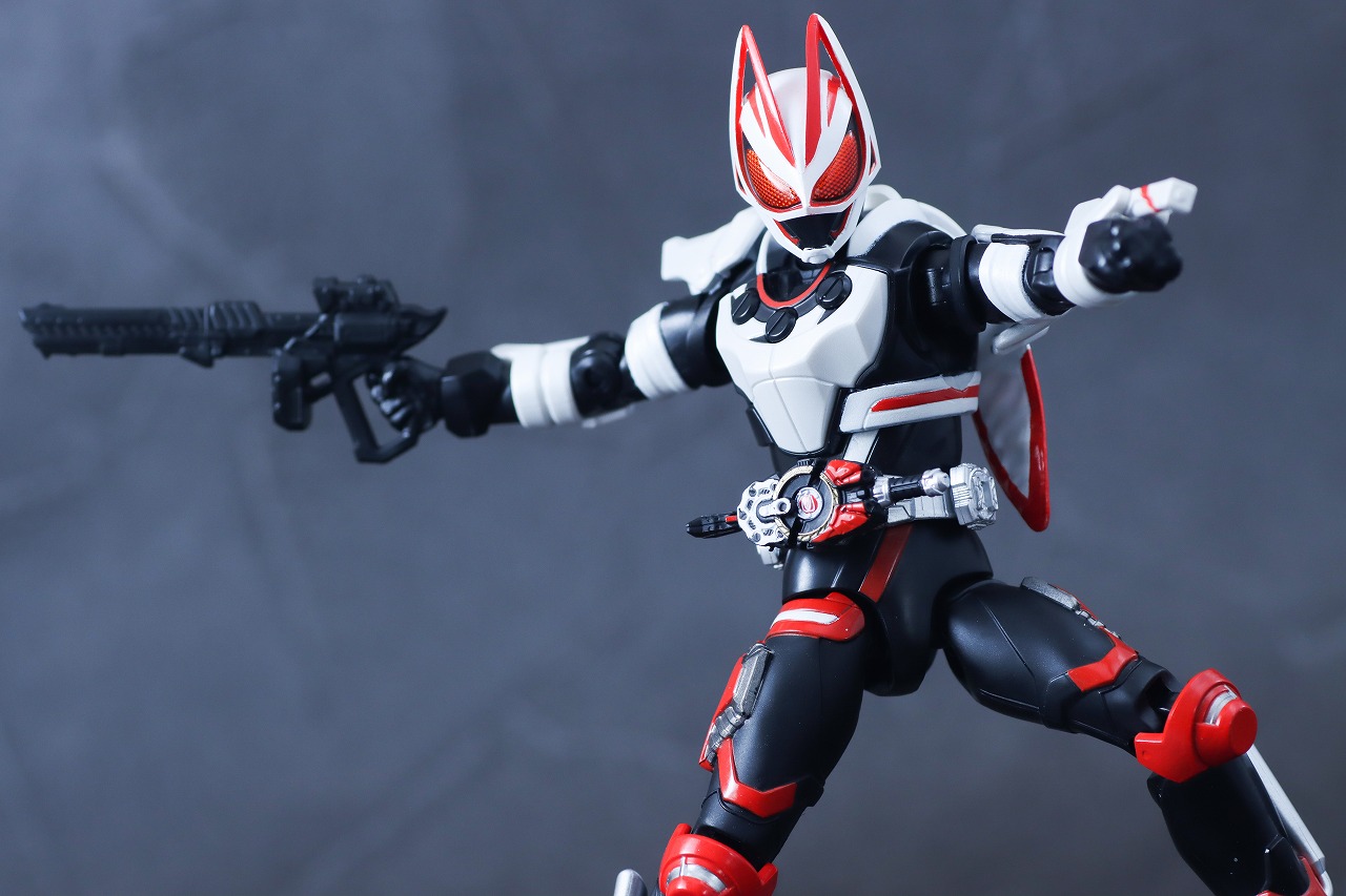 アクションフィギュア　仮面ライダーギーツ　マグナムブーストフォーム　レビュー　アクション