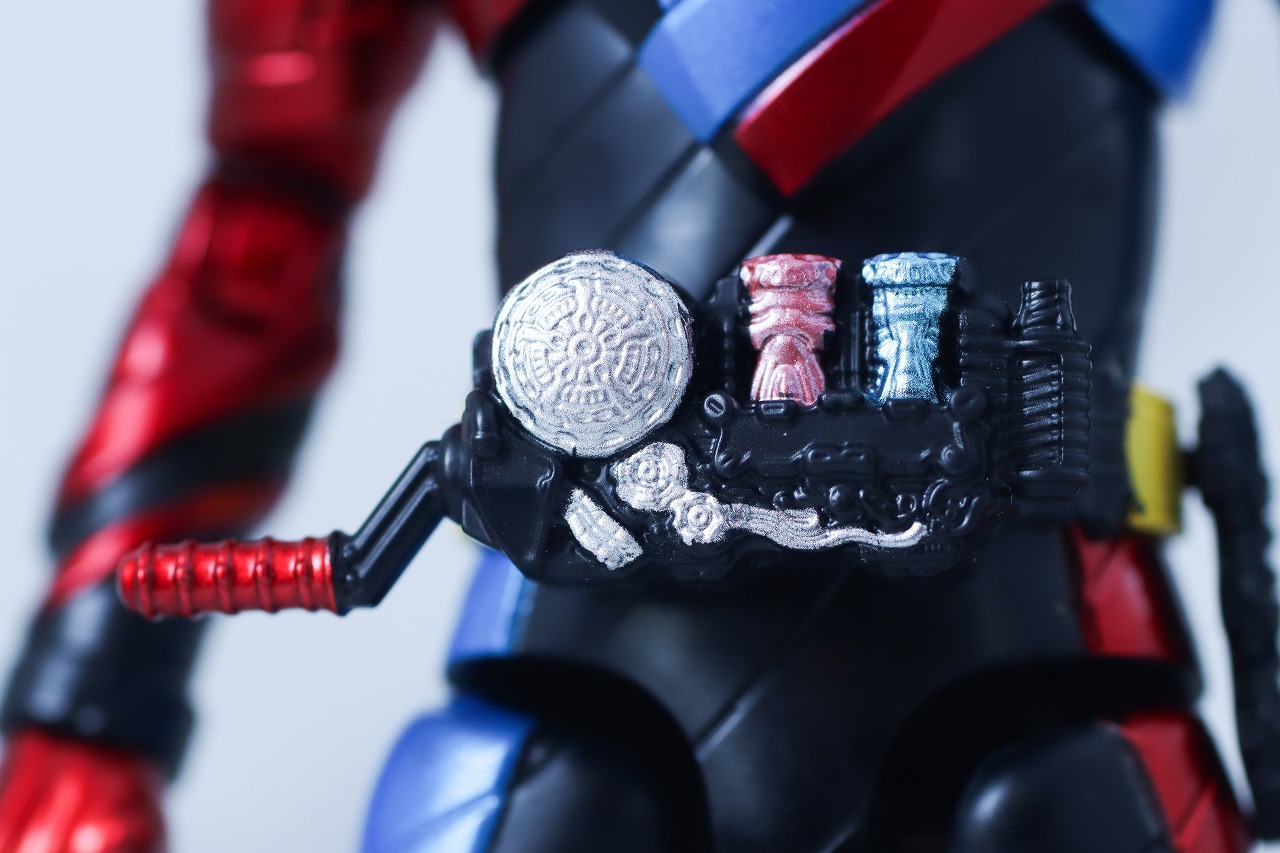 アクションフィギュア　仮面ライダービルド　ラビットタンクフォーム　レビュー　本体