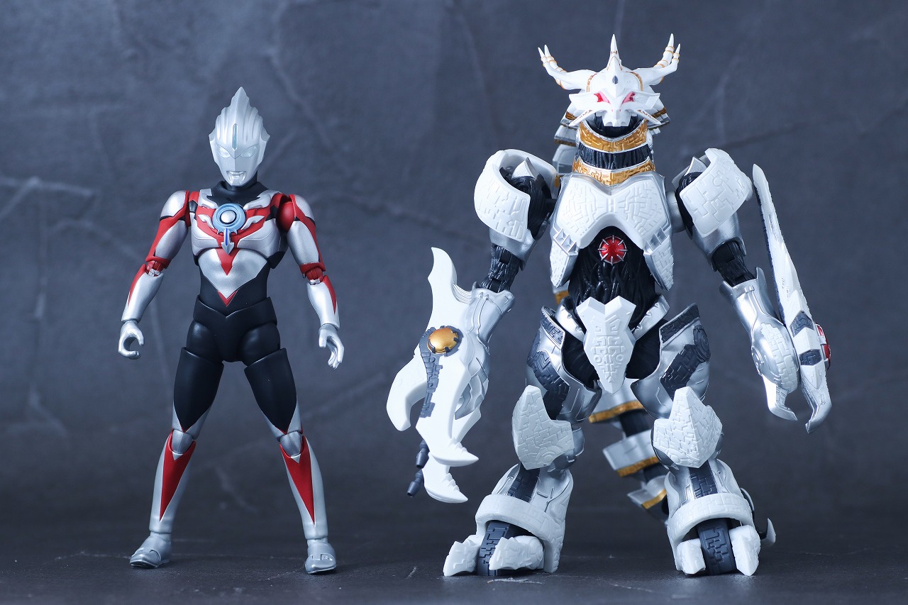 S.H.フィギュアーツ　ギャラクトロン　本体　ウルトラマンオーブオリジン　ウルトラマンニュージェネレーション　スターズver.　比較