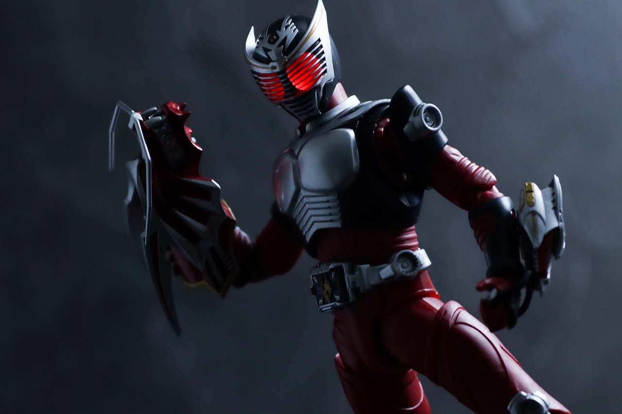 S.H.フィギュアーツ　真骨彫製法　仮面ライダー龍騎　レビュー　複眼発光