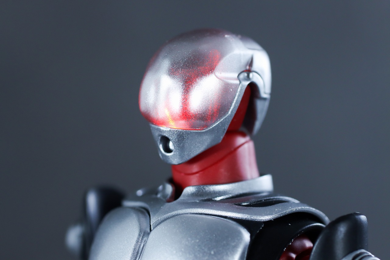 S.H.フィギュアーツ　真骨彫製法　仮面ライダー龍騎　複眼発光