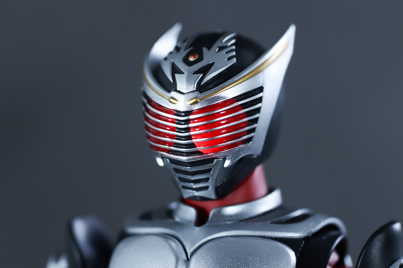 S.H.フィギュアーツ　真骨彫製法　仮面ライダー龍騎　複眼発光