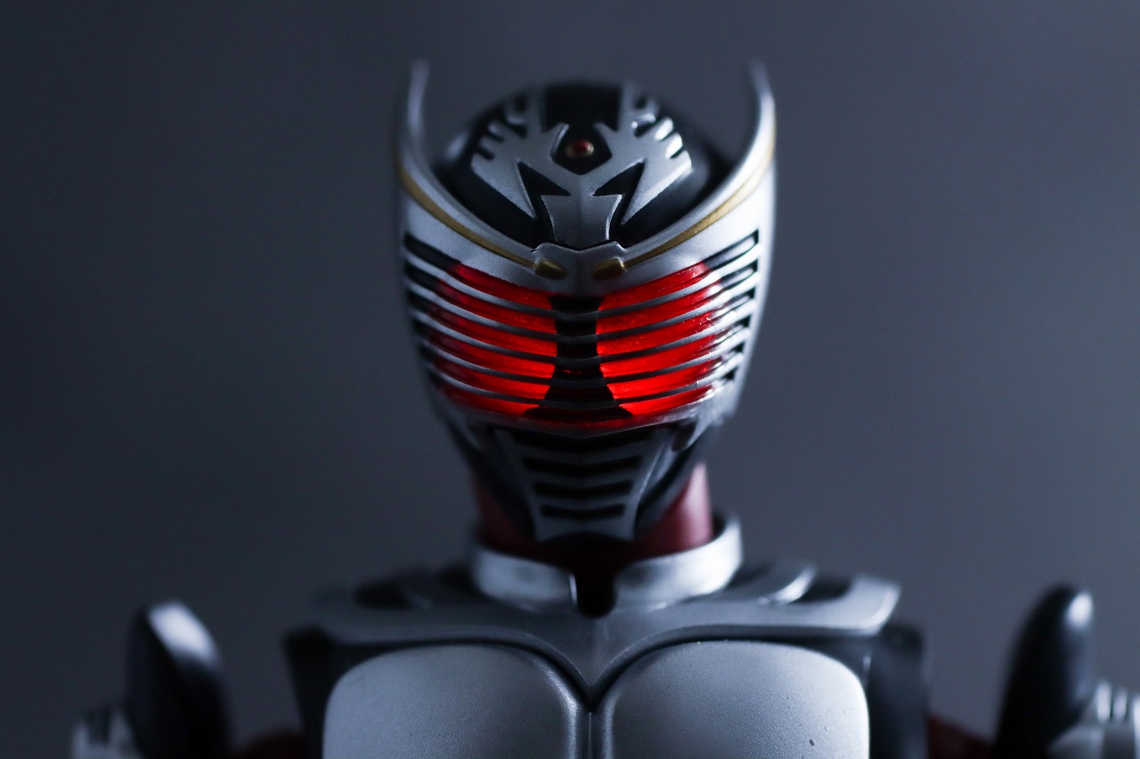 S.H.フィギュアーツ　真骨彫製法　仮面ライダー龍騎　複眼発光