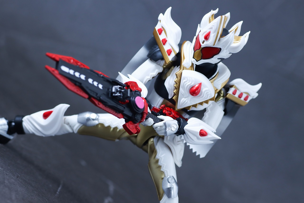 S.H.フィギュアーツ　仮面ライダーガヴ ケーキングフォーム　レビュー　アクション