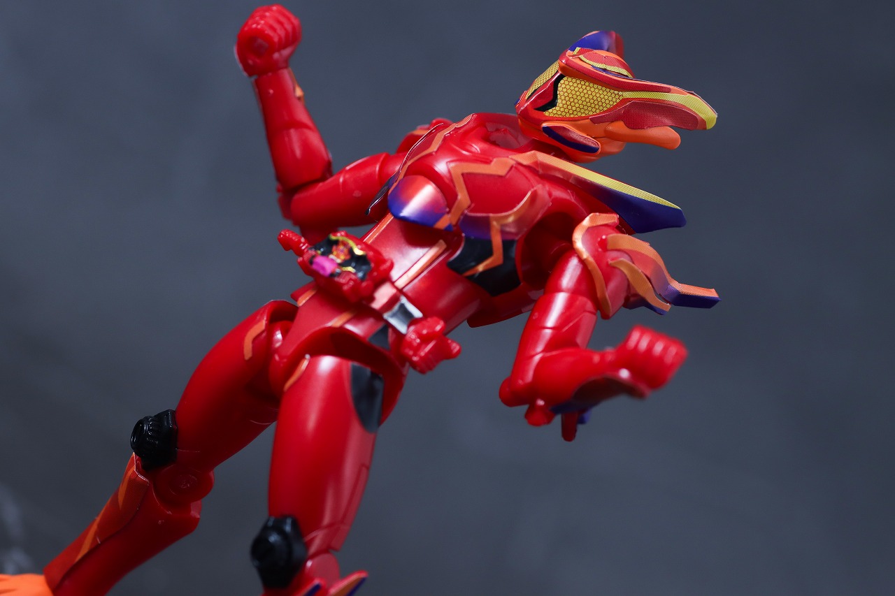 装動　仮面ライダーガヴ アメイジングミフォーム　レビュー　アクション