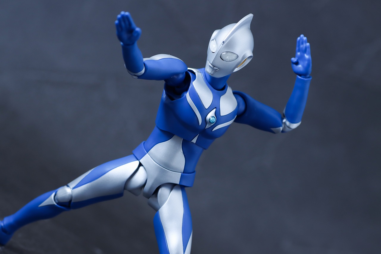 S.H.フィギュアーツ　ウルトラマンコスモス ルナモード　レビュー　アクション