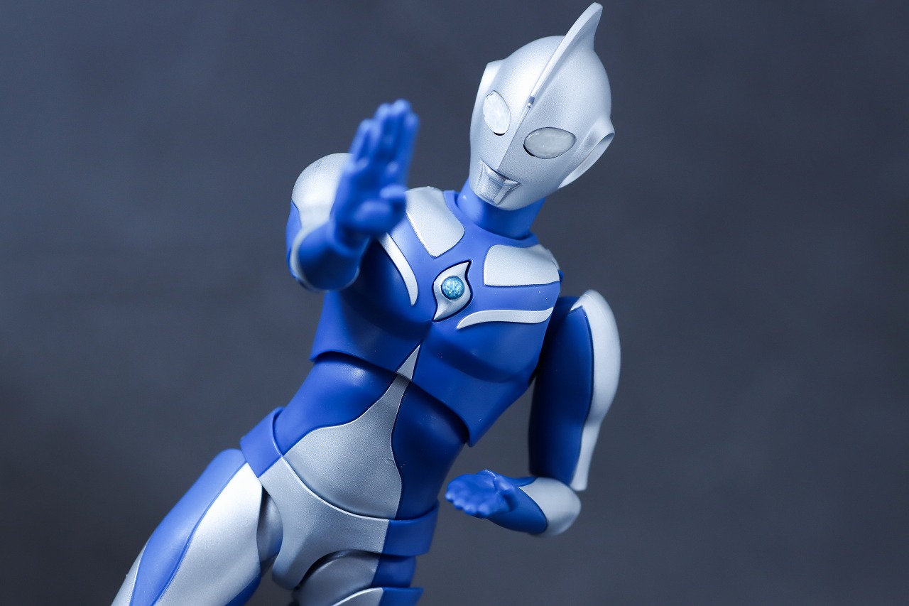 S.H.フィギュアーツ　ウルトラマンコスモス ルナモード　レビュー　アクション