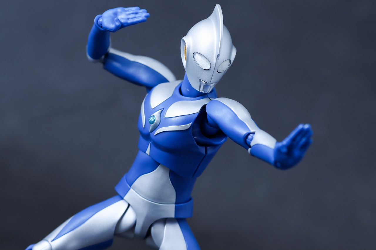 S.H.フィギュアーツ　ウルトラマンコスモス ルナモード　レビュー　アクション
