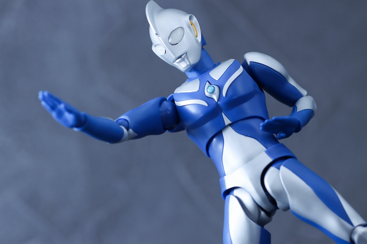 S.H.フィギュアーツ　ウルトラマンコスモス ルナモード　レビュー　アクション