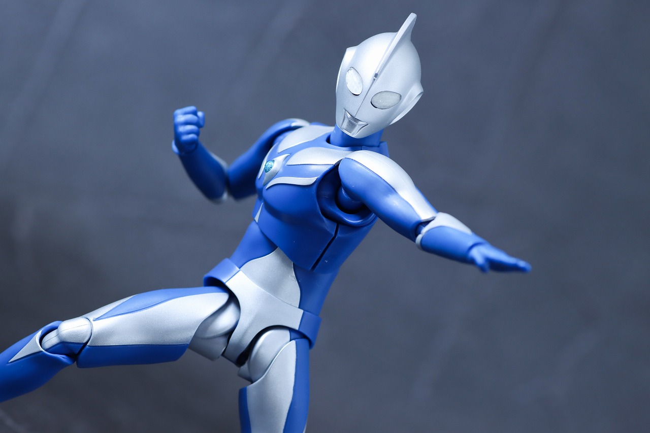 S.H.フィギュアーツ　ウルトラマンコスモス ルナモード　レビュー　アクション
