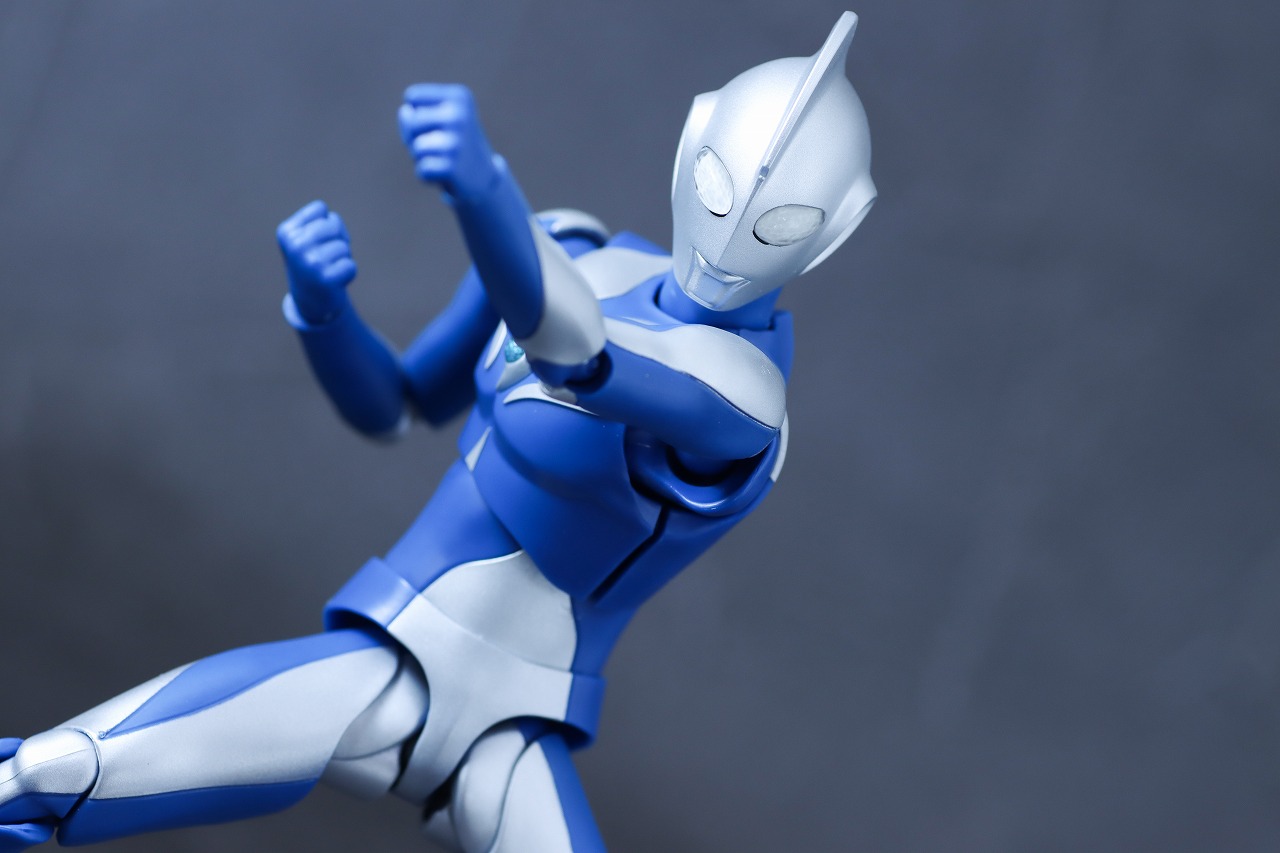 S.H.フィギュアーツ　ウルトラマンコスモス ルナモード　レビュー　アクション