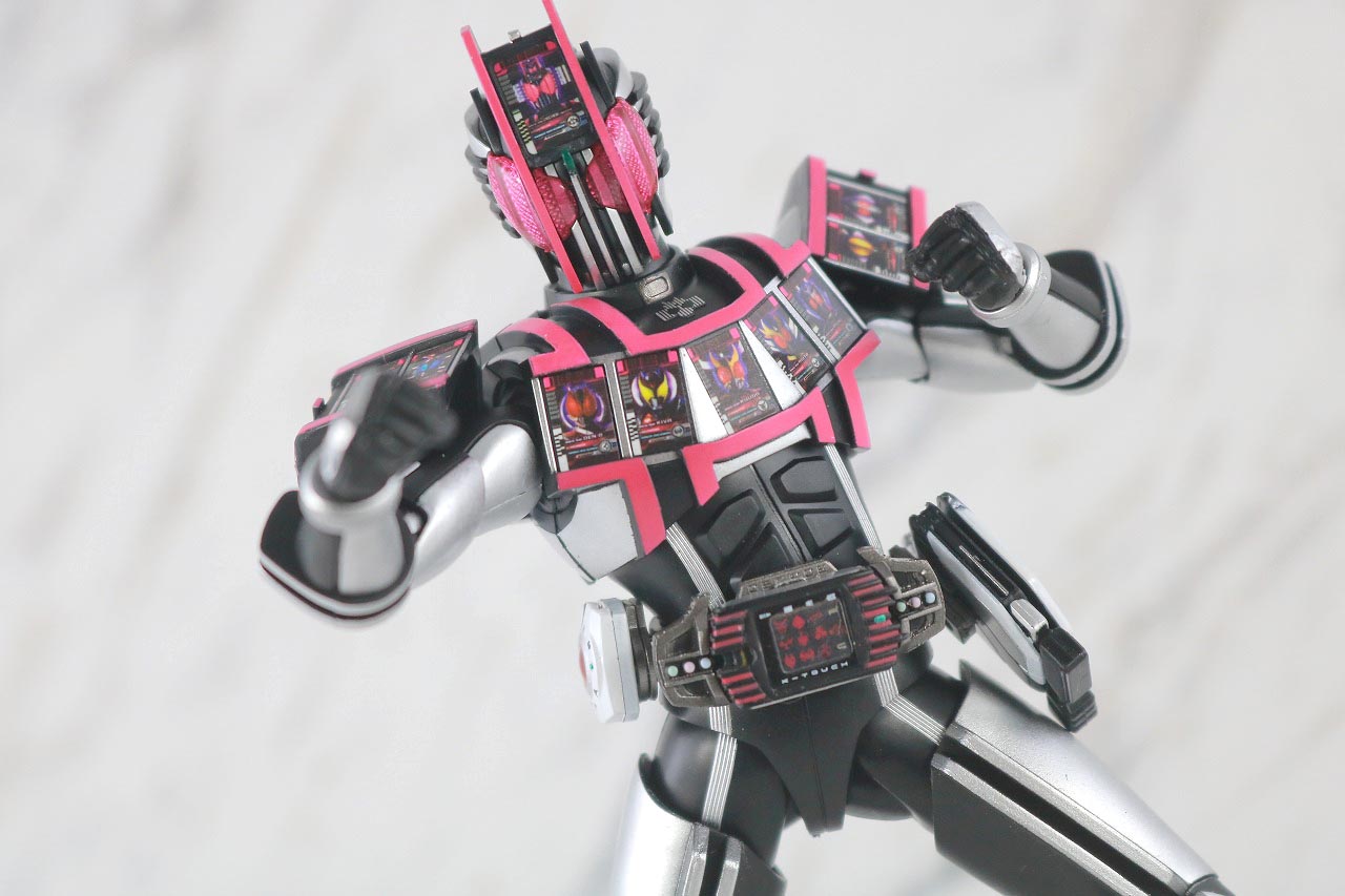 S.H.Figuarts（真骨彫製法）　仮面ライダーディケイド コンプリートフォーム