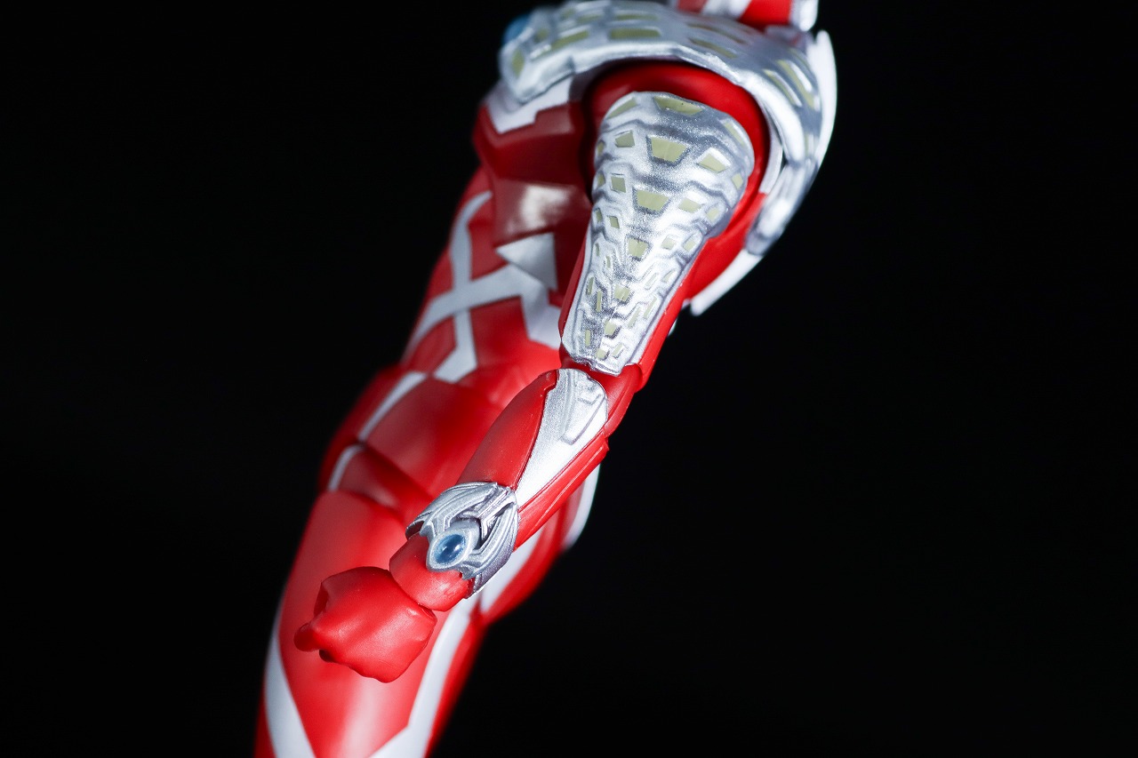 S.H.フィギュアーツ　ウルトラマンゼロ ワイルドバースト　レビュー　本体