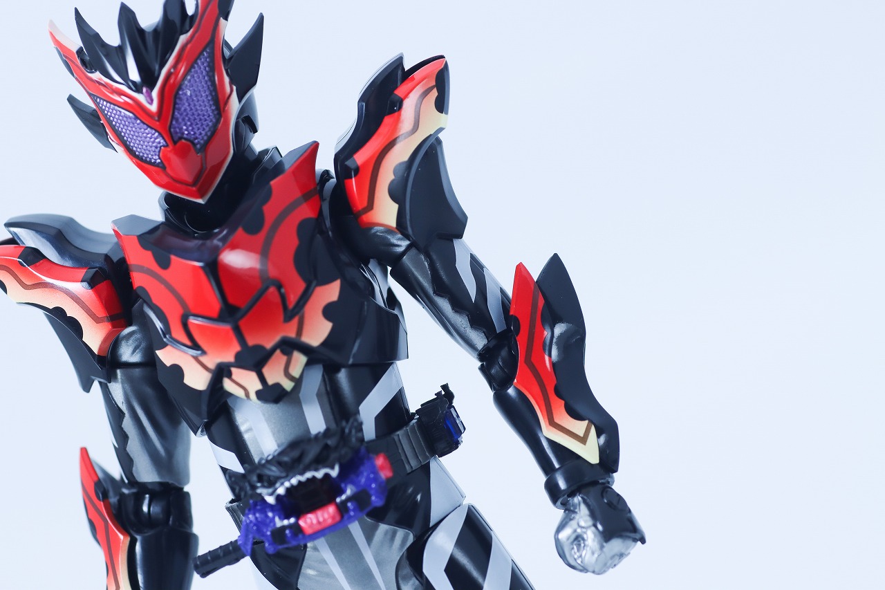 S.H.フィギュアーツ　仮面ライダービターガヴ スパーキングミフォーム　レビュー　本体