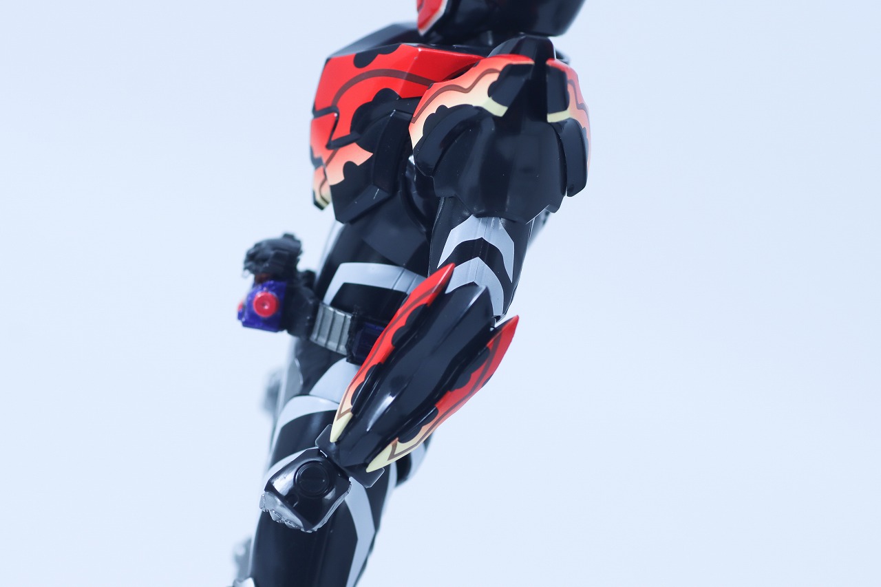 S.H.フィギュアーツ　仮面ライダービターガヴ スパーキングミフォーム　レビュー　本体