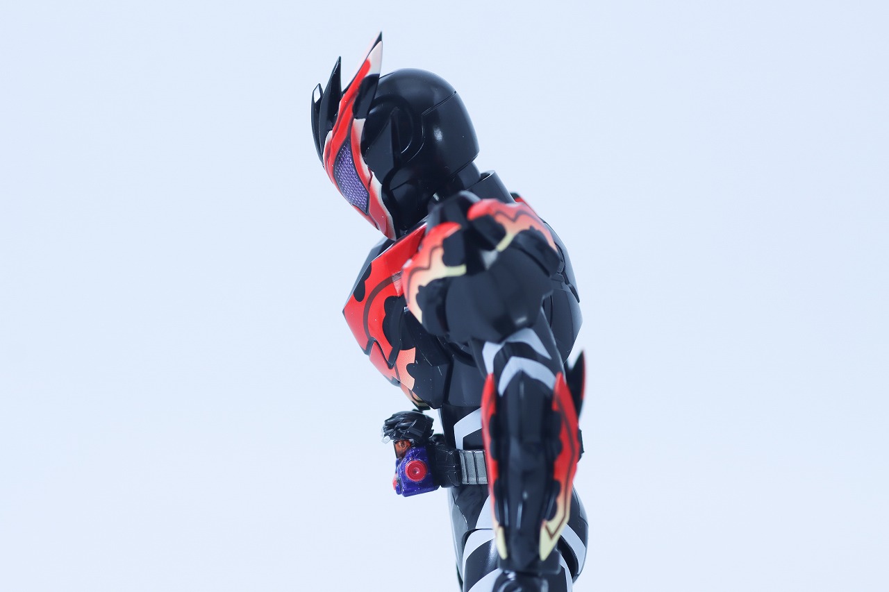 S.H.フィギュアーツ　仮面ライダービターガヴ スパーキングミフォーム　レビュー　可動範囲