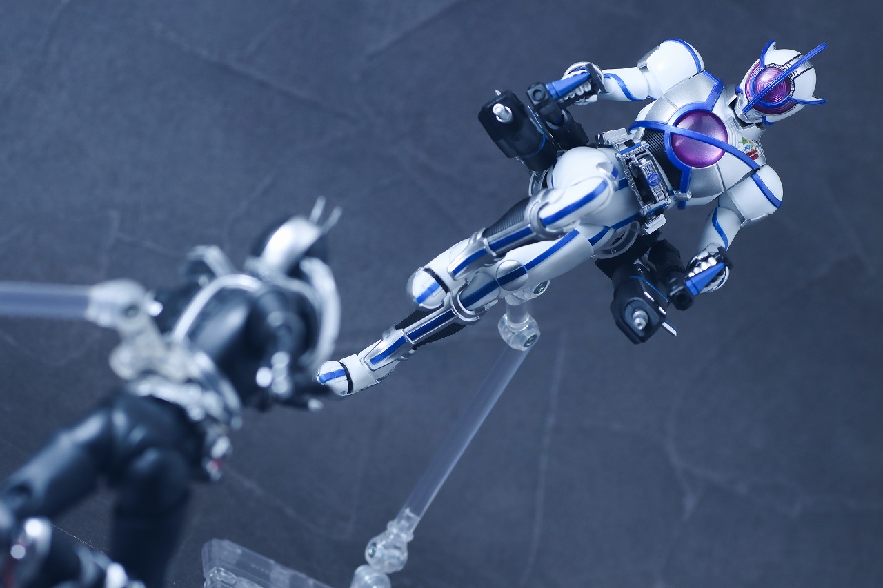 S.H.フィギュアーツ 真骨彫製法　仮面ライダーサイガ　レビュー　アクション　仮面ライダーファイズ アクセルフォーム