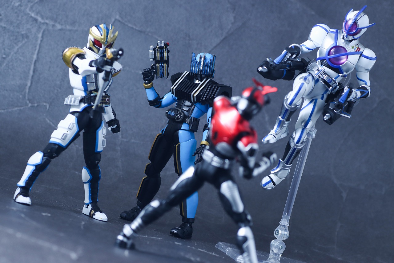 S.H.フィギュアーツ 真骨彫製法　仮面ライダーサイガ　レビュー　アクション　仮面ライダーディエンド　仮面ライダーイクサ　仮面ライダーカブト