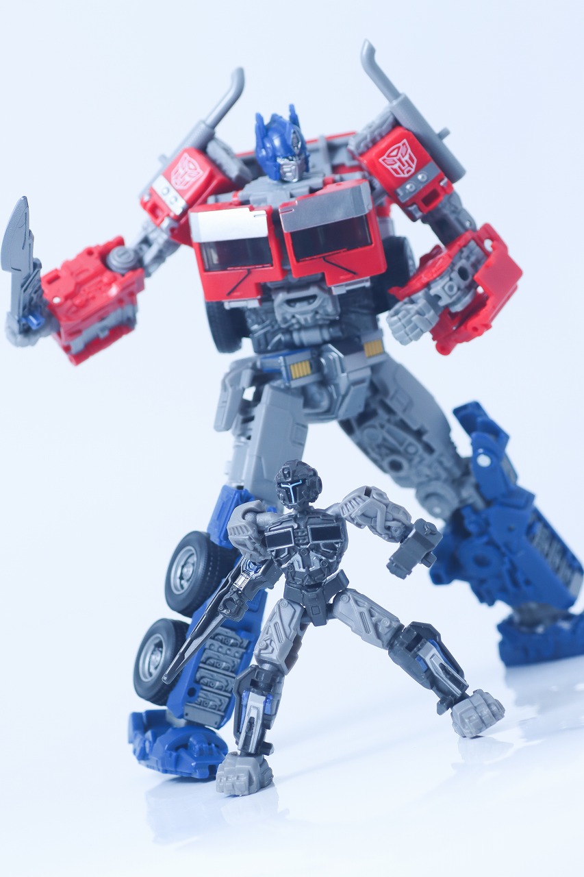 トランスフォーマー　スタジオシリーズ　SS-116 ノア・ディアス エクセルスーツ　レビュー　アクション　オプティマス・プライム