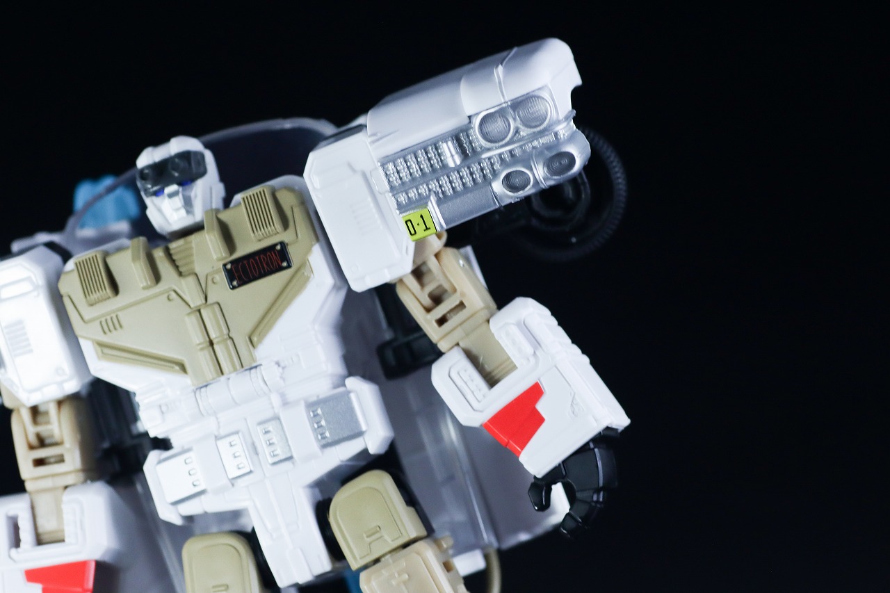 トランスフォーマー　ゴーストバスターズ エクトトロン／エクト-1　ロボットモード　レビュー　本体