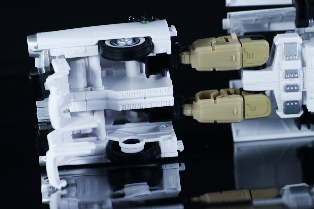 トランスフォーマー　ゴーストバスターズ エクトトロン／エクト-1　ロボットモード　レビュー　変形